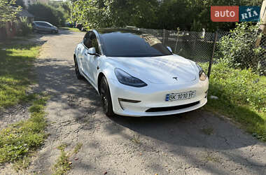 Седан Tesla Model 3 2023 в 