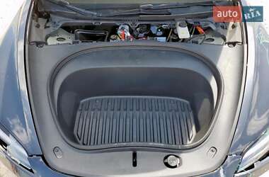 Седан Tesla Model 3 2025 в 