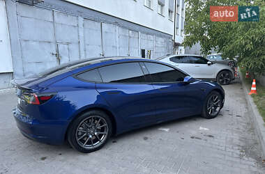 Седан Tesla Model 3 2021 в 
