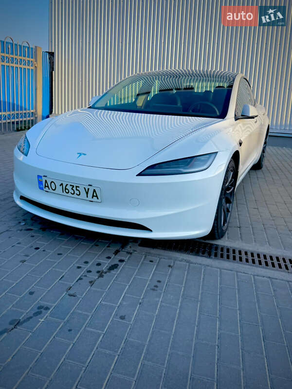 Седан Tesla Model 3 2024 в 