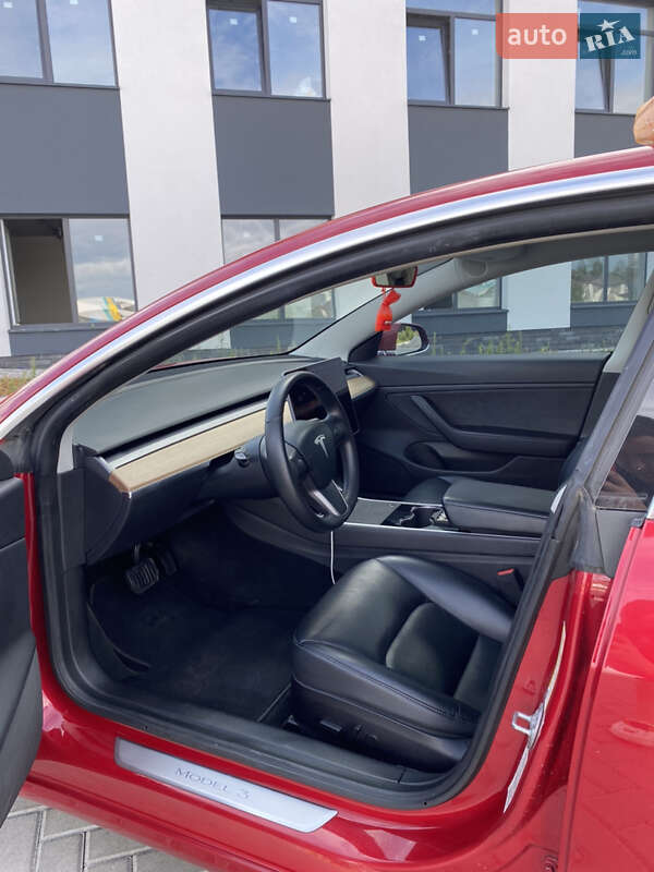 Седан Tesla Model 3 2019 в Ровно