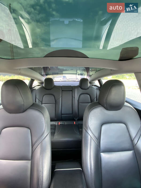Седан Tesla Model 3 2019 в Ровно