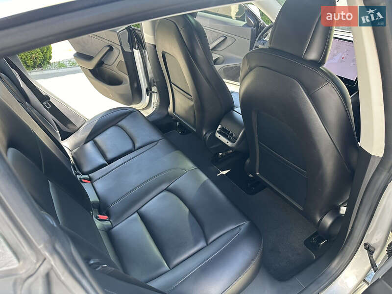 Седан Tesla Model 3 2018 в Ужгороде