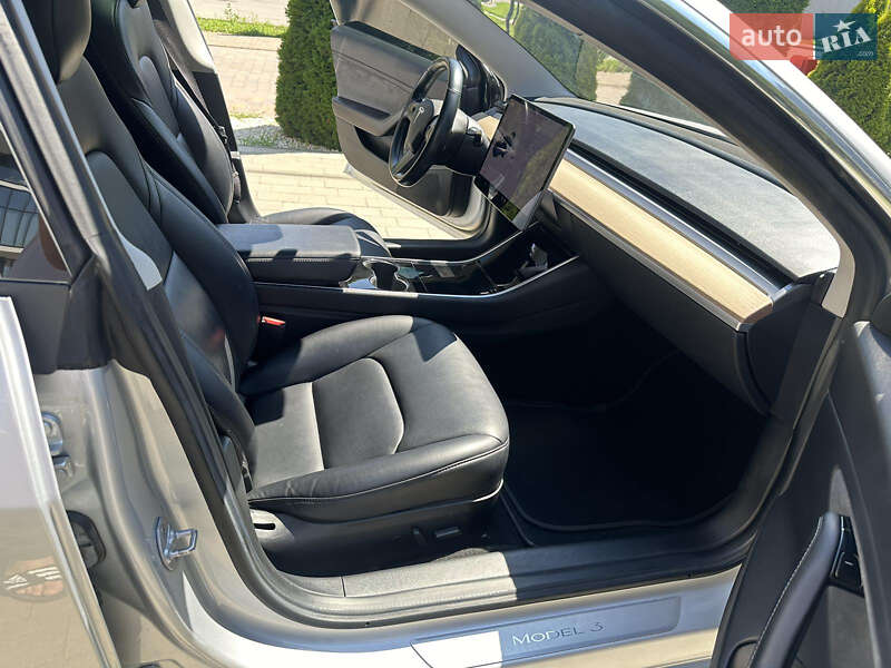 Седан Tesla Model 3 2018 в Ужгороде