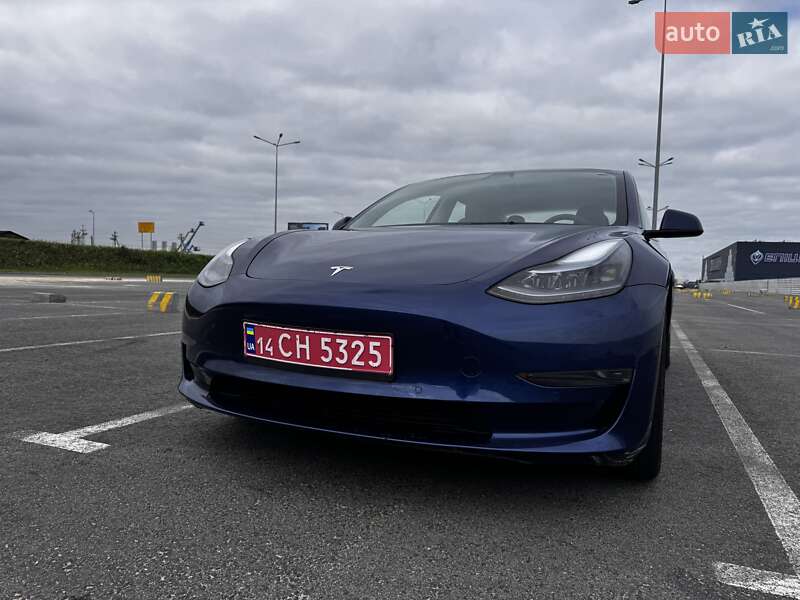 Седан Tesla Model 3 2021 в Львове