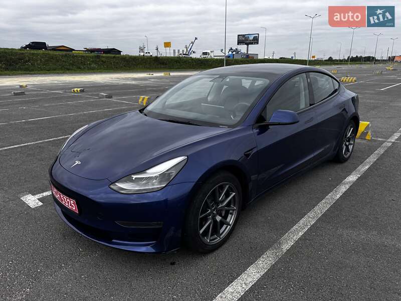 Седан Tesla Model 3 2021 в Львове
