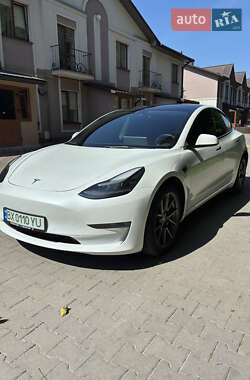 Седан Tesla Model 3 2022 в 