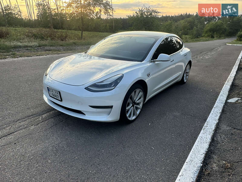 Седан Tesla Model 3 2020 в Черкасах