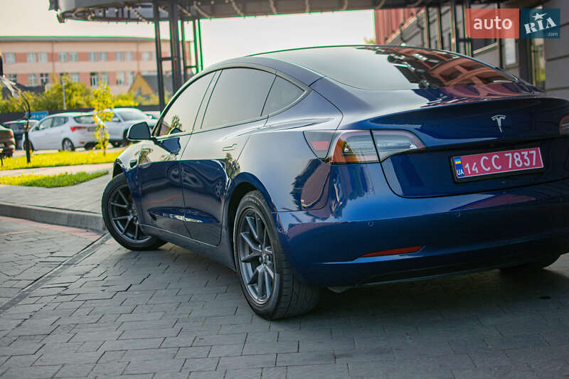 Седан Tesla Model 3 2021 в Дрогобыче