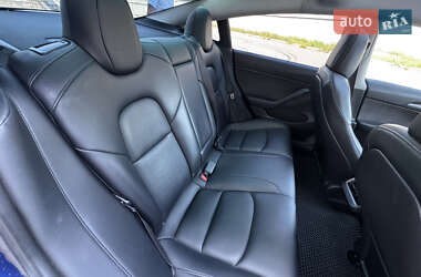 Седан Tesla Model 3 2022 в 