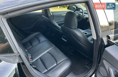 Седан Tesla Model 3 2022 в 
