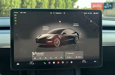 Седан Tesla Model 3 2022 в 