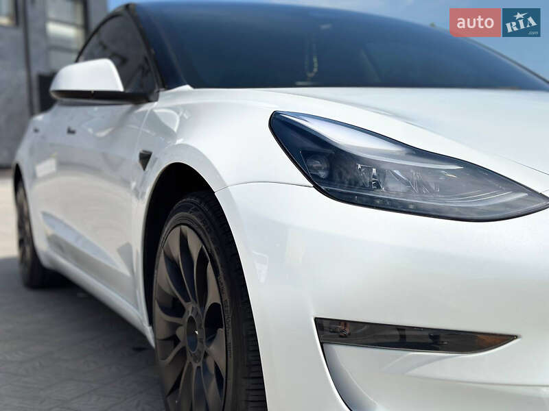 Седан Tesla Model 3 2023 в Ровно
