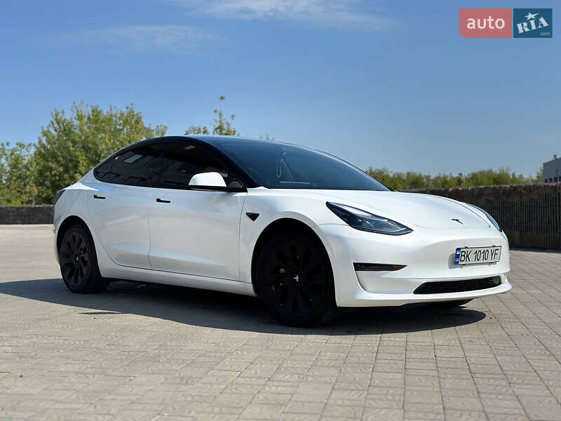Седан Tesla Model 3 2023 в Ровно