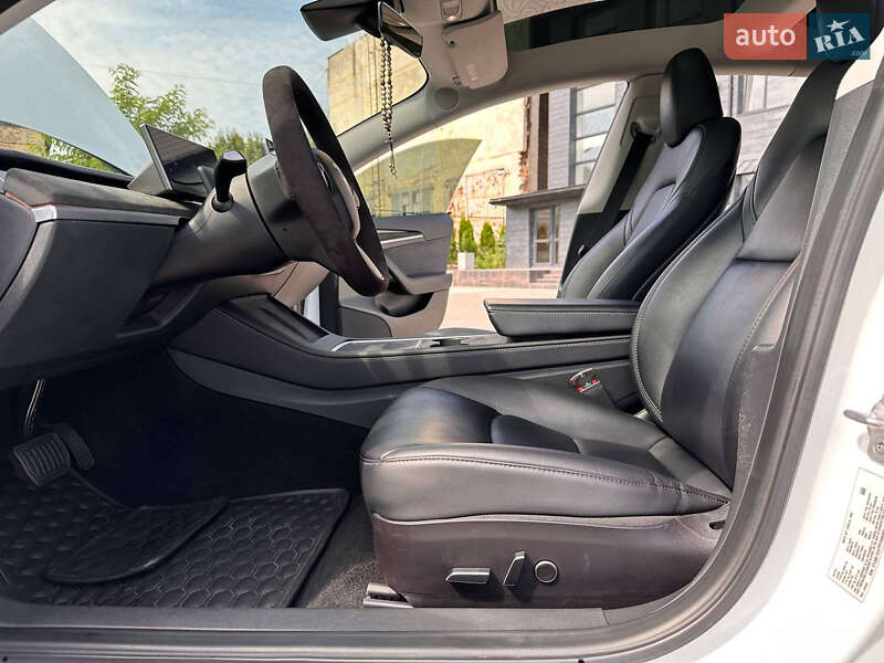 Седан Tesla Model 3 2023 в Ровно
