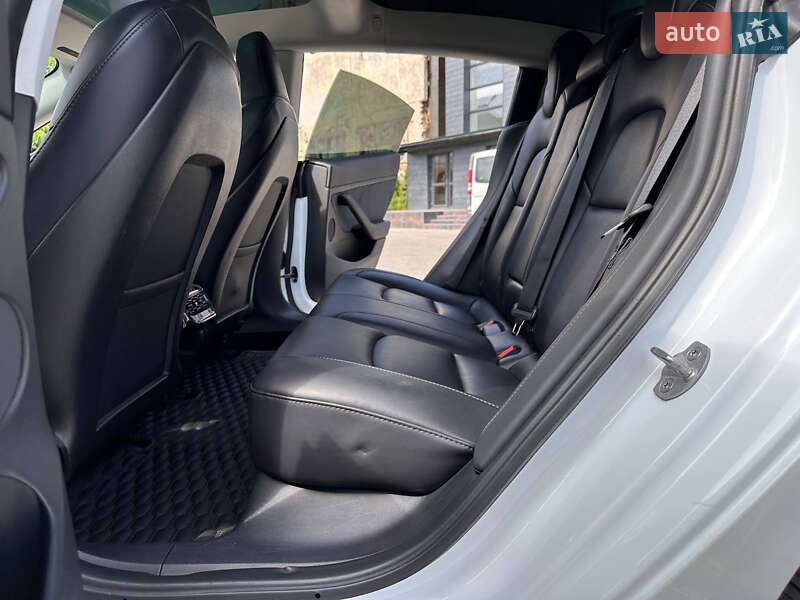 Седан Tesla Model 3 2023 в Ровно