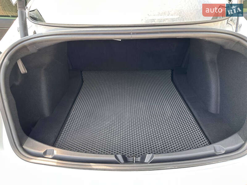 Седан Tesla Model 3 2023 в Ровно