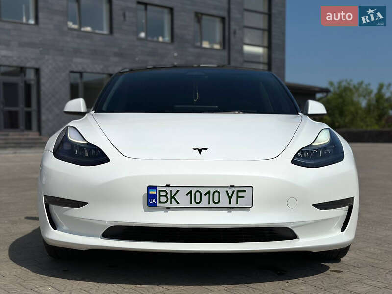 Седан Tesla Model 3 2023 в Ровно