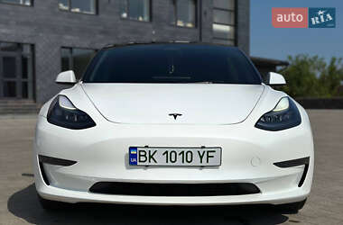 Седан Tesla Model 3 2023 в 