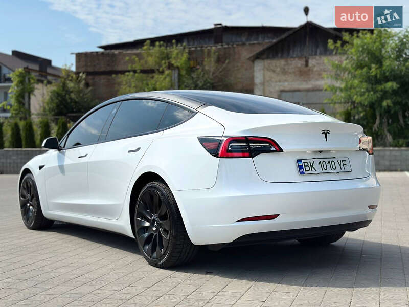 Седан Tesla Model 3 2023 в Ровно