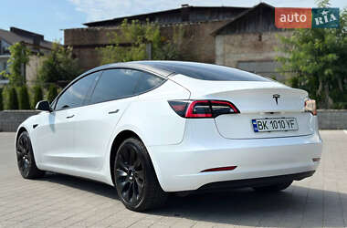 Седан Tesla Model 3 2023 в 
