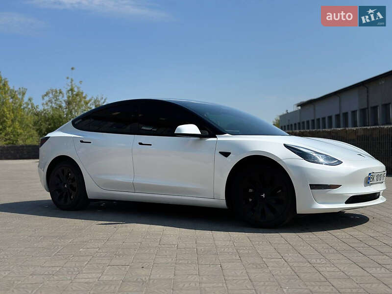 Седан Tesla Model 3 2023 в Ровно