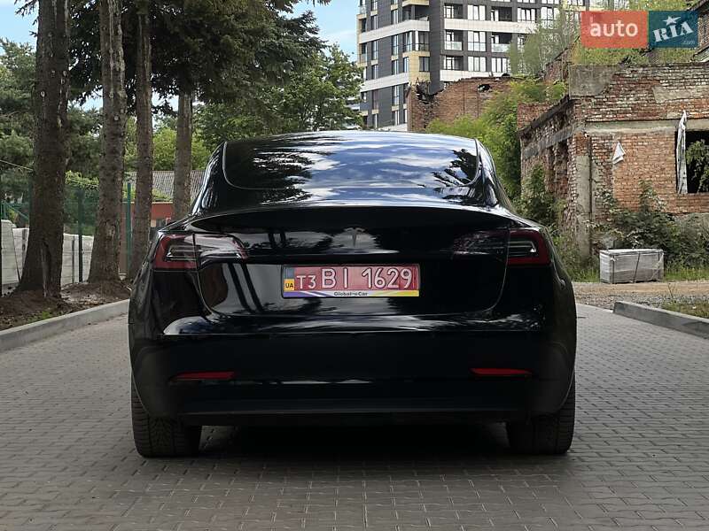 Седан Tesla Model 3 2022 в Львове