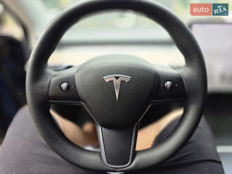 Седан Tesla Model 3 2023 в Львове