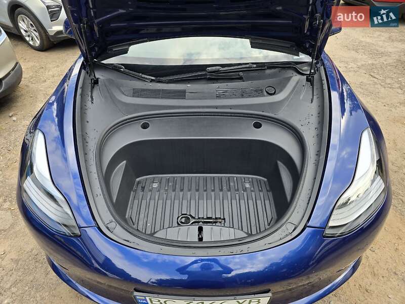 Седан Tesla Model 3 2023 в Львове