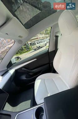 Седан Tesla Model 3 2021 в 