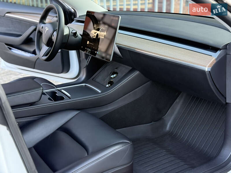 Седан Tesla Model 3 2022 в Днепре