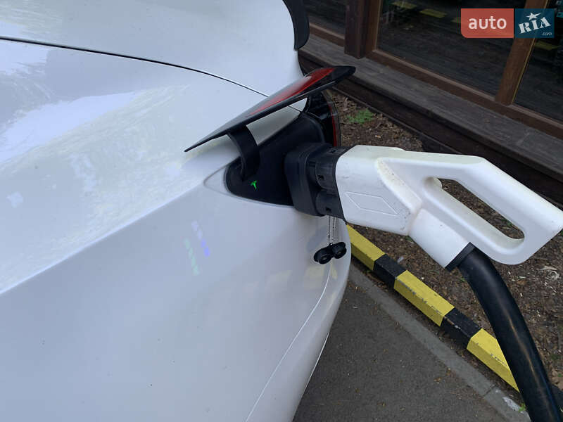 Седан Tesla Model 3 2021 в Києві