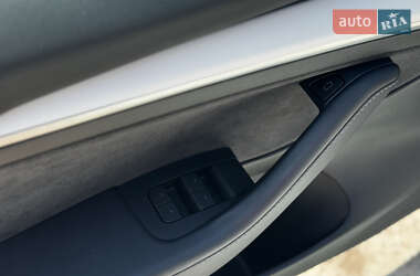 Седан Tesla Model 3 2023 в 