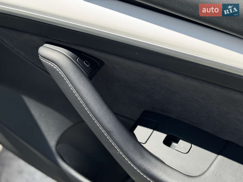Седан Tesla Model 3 2023 в Житомире