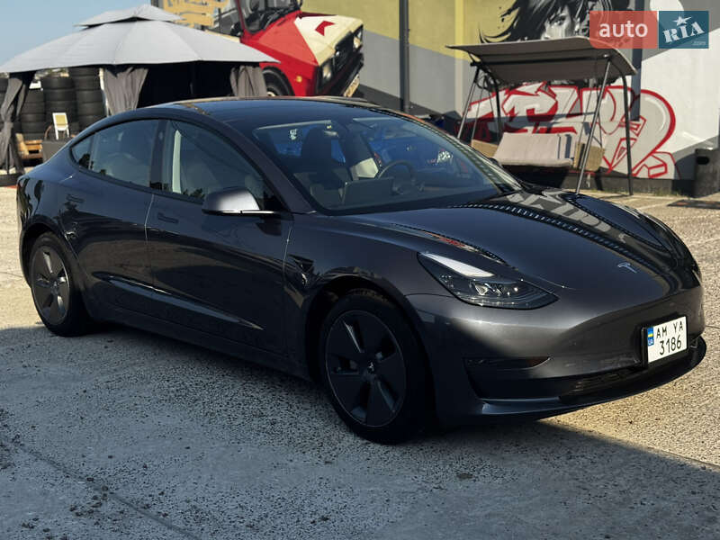 Седан Tesla Model 3 2023 в 