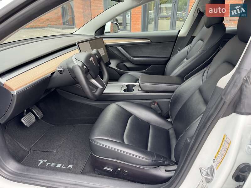 Седан Tesla Model 3 2021 в Кременчуці
