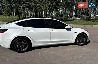 Седан Tesla Model 3 2021 в 