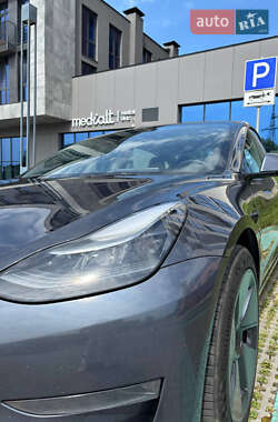Седан Tesla Model 3 2022 в 