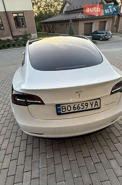 Седан Tesla Model 3 2022 в 