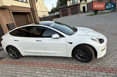 Седан Tesla Model 3 2022 в 
