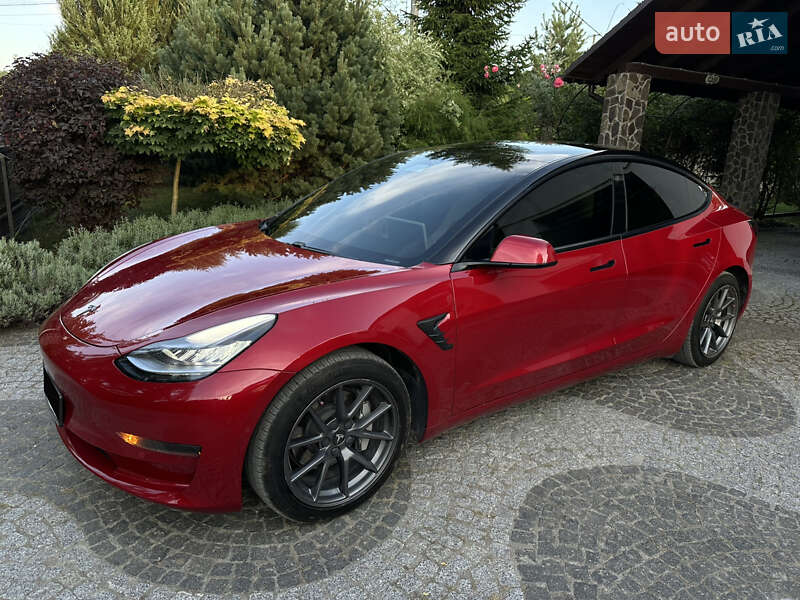 Седан Tesla Model 3 2020 в 