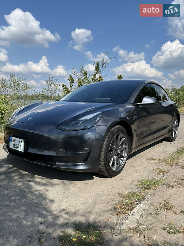 Седан Tesla Model 3 2022 в 