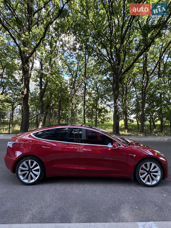 Седан Tesla Model 3 2018 в Чернигове