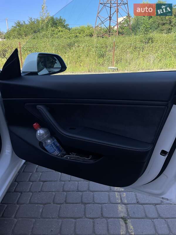 Седан Tesla Model 3 2021 в Ужгороде