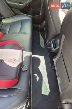 Седан Tesla Model 3 2019 в 