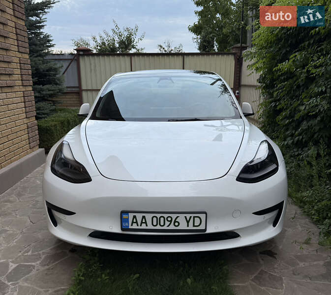 Седан Tesla Model 3 2021 в Киеве
