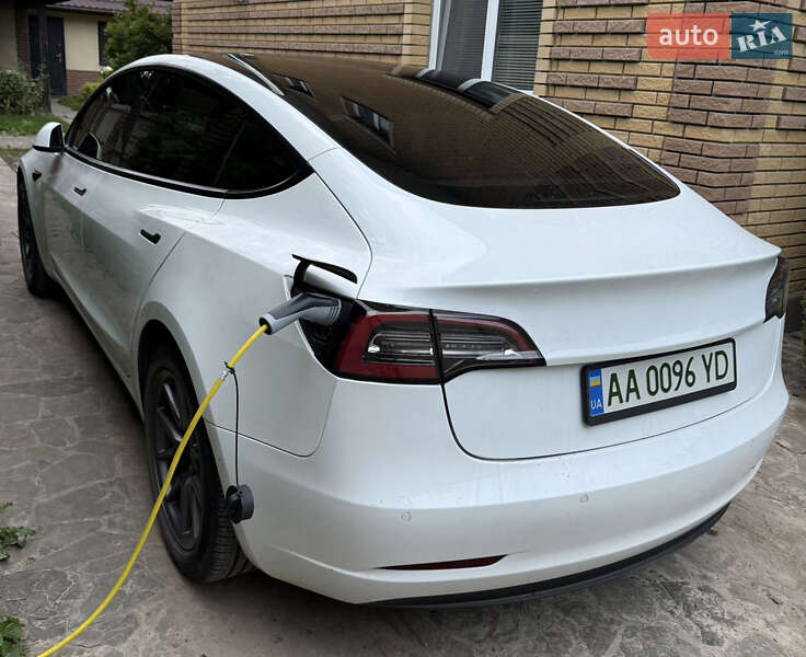 Седан Tesla Model 3 2021 в Киеве