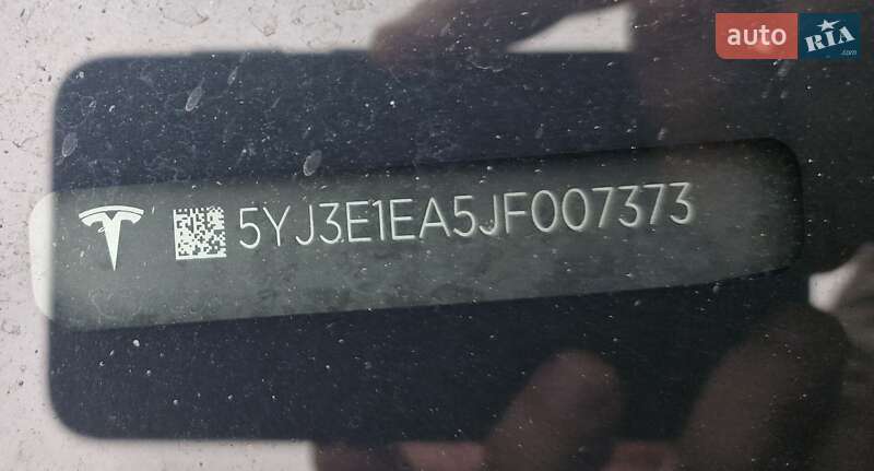 Седан Tesla Model 3 2018 в Києві