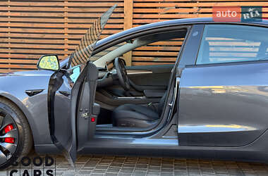 Седан Tesla Model 3 2022 в 