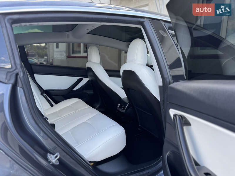 Седан Tesla Model 3 2019 в Луцке